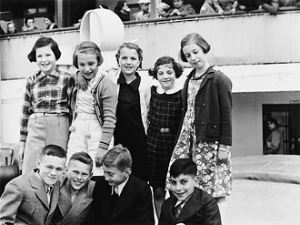 file:/activities/oralhistory/cappics/cohen1917_onboard, alt: nine Jewish refugee children on board ship