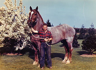 file:/activities/oralhistory/cappics/slater1924_horse, alt: Paul Slater holding a large horse